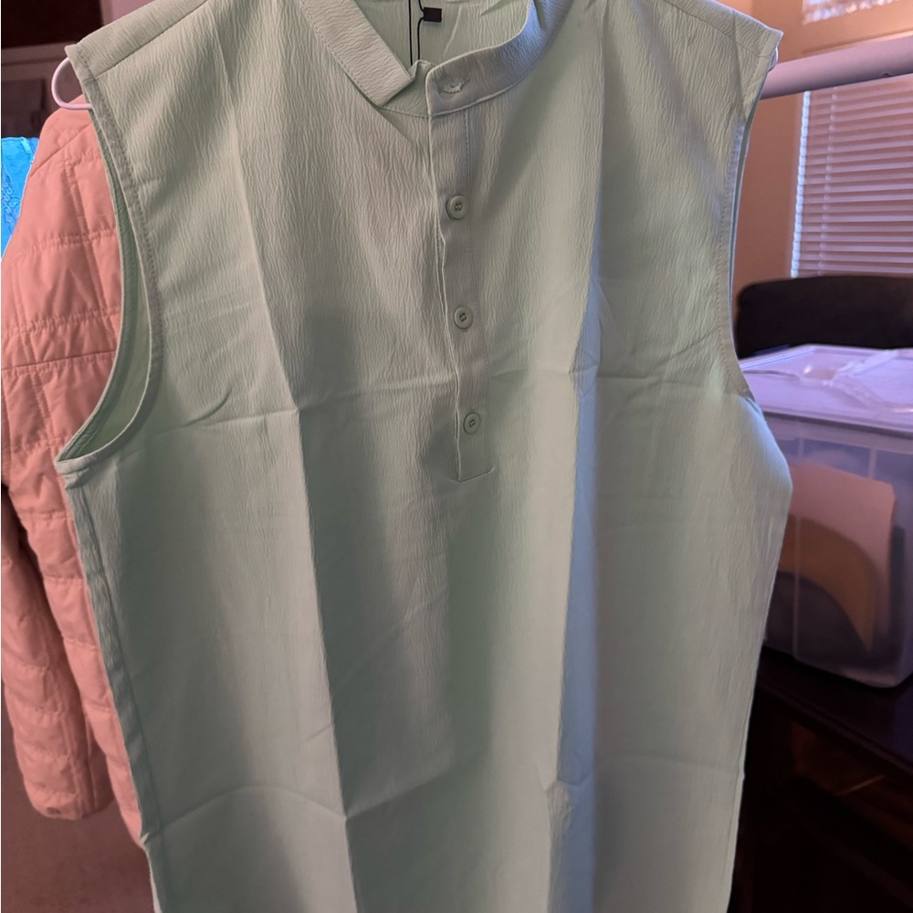 🟣 NWT Women’s Sleeveless Light Green Shirt